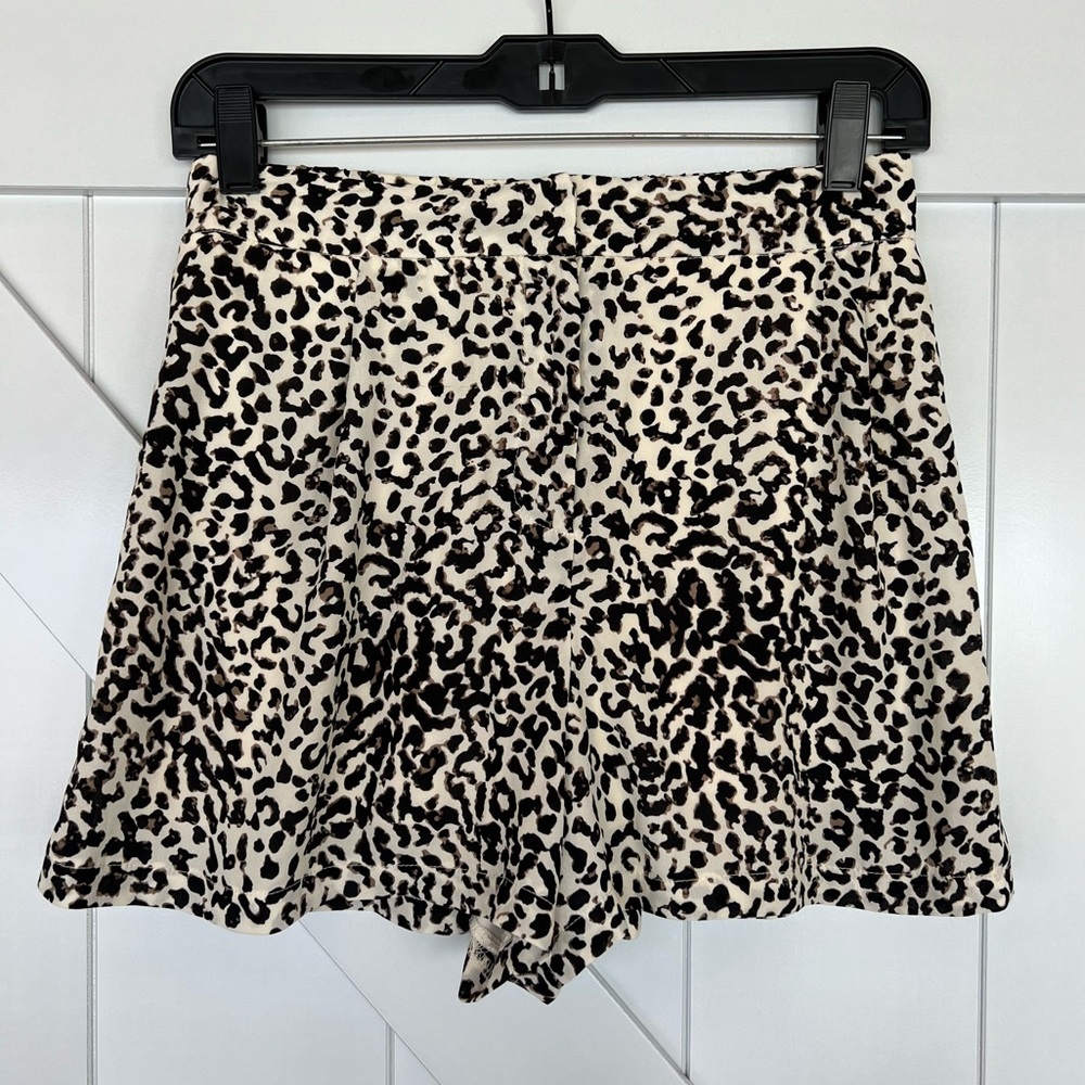 ASTR High Waist Dressy + Flowy Leopard Print Shorts M